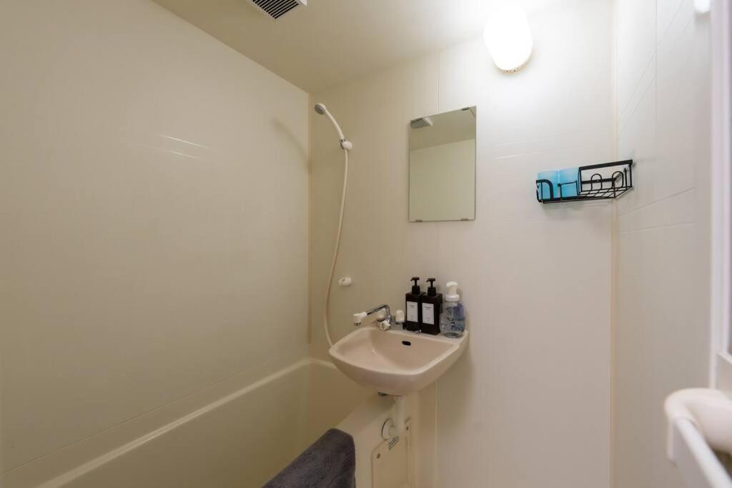 Apartment 難波駅、道頓堀のそばでシンプルステイ　ベッド3台のお部屋